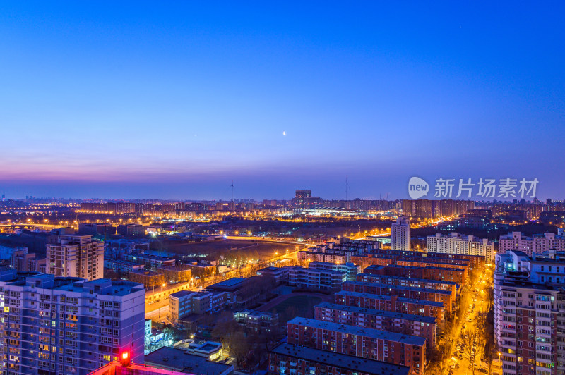 中国北京朝阳区城市天际线黎明夜景