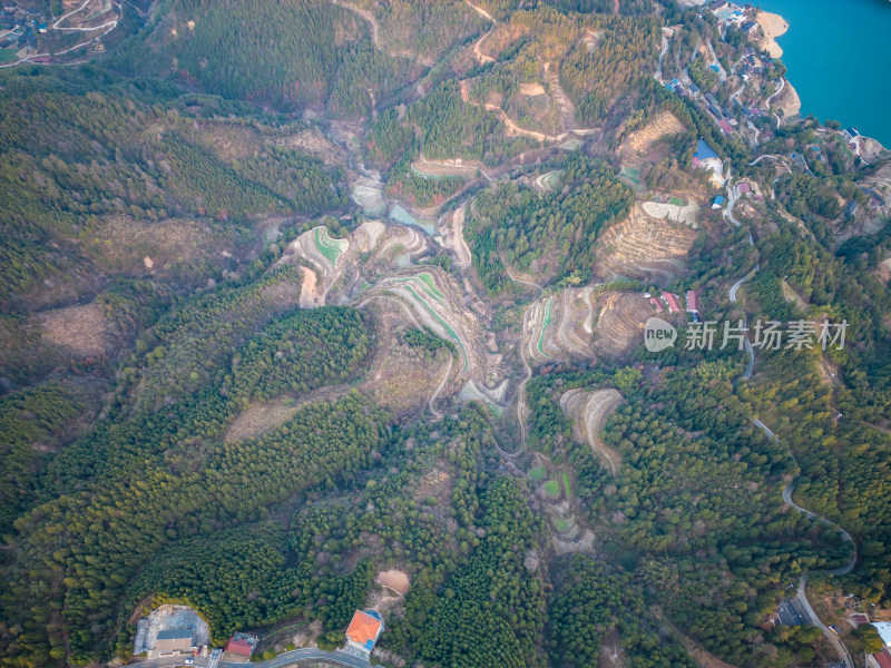 蜿蜒盘山公路山中村庄航拍图