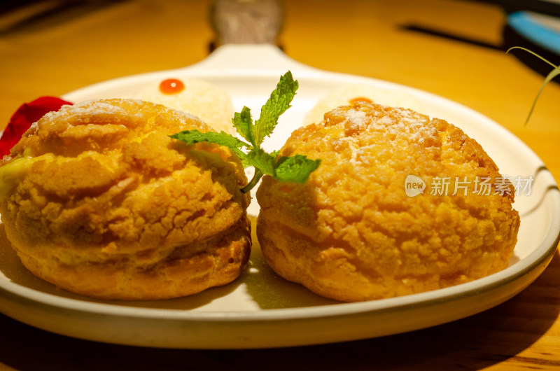 餐桌上两个榴莲泡芙