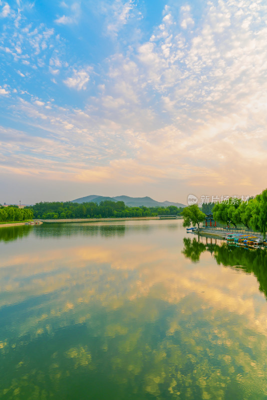 湖景霞光水色