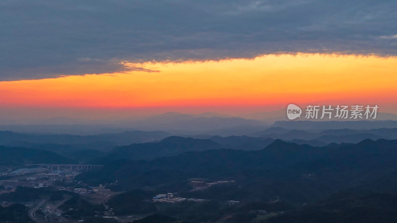 日落夕阳山川天空红彤彤航拍图