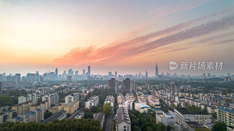 城市上空俯瞰建筑群的景象