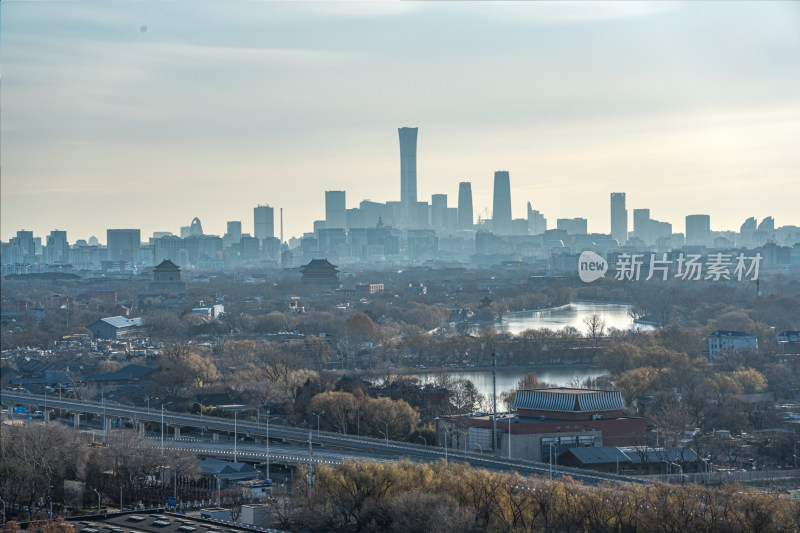 北京薄雾笼罩下的北京城市天际线全景