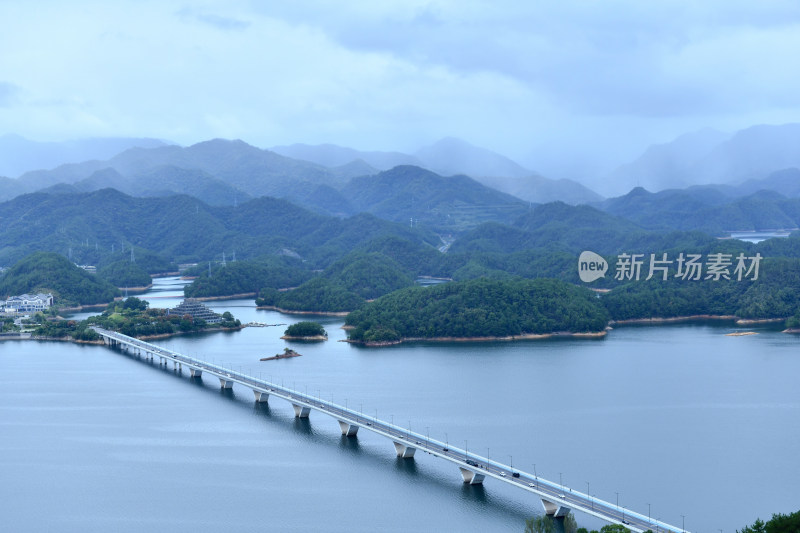 天屿山顶俯视千岛湖大桥，千岛湖自然风光