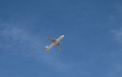 蓝色天空背景下正在飞行的飞机