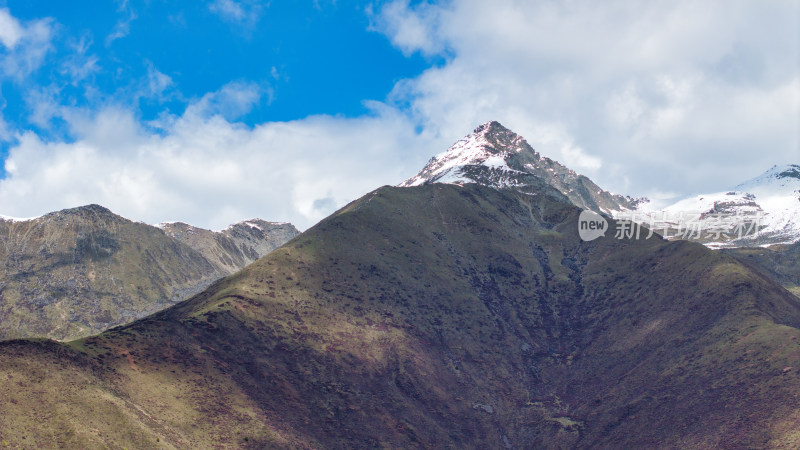 四川阿坝四姑娘山景区附近的雪山