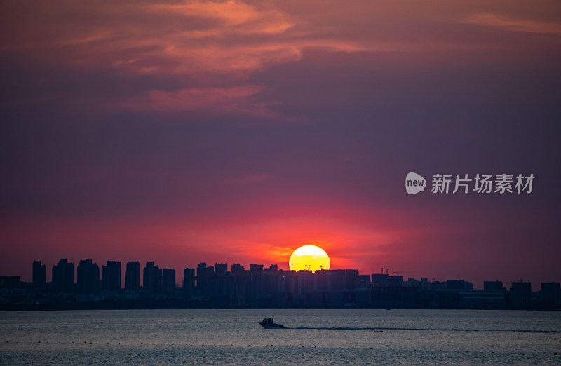 山东烟台金沙滩景区海上日落晚霞景观