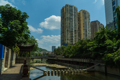 河岸边上的高楼大厦