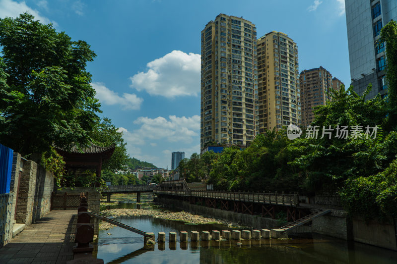 河岸边上的高楼大厦