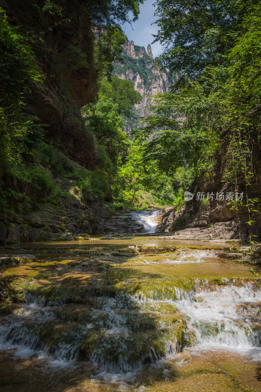 山间溪流瀑布自然风景