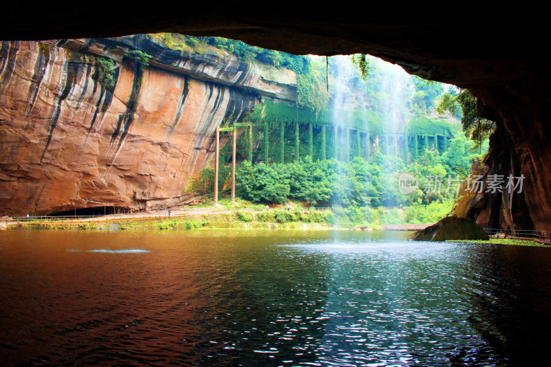 瀑布湖泊溪流风景背景