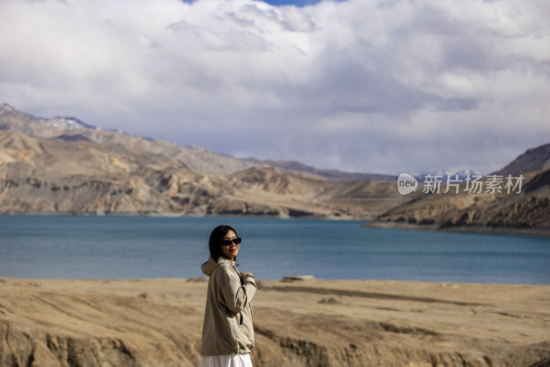 站在湖边的年轻女子新疆班迪尔湖旅行