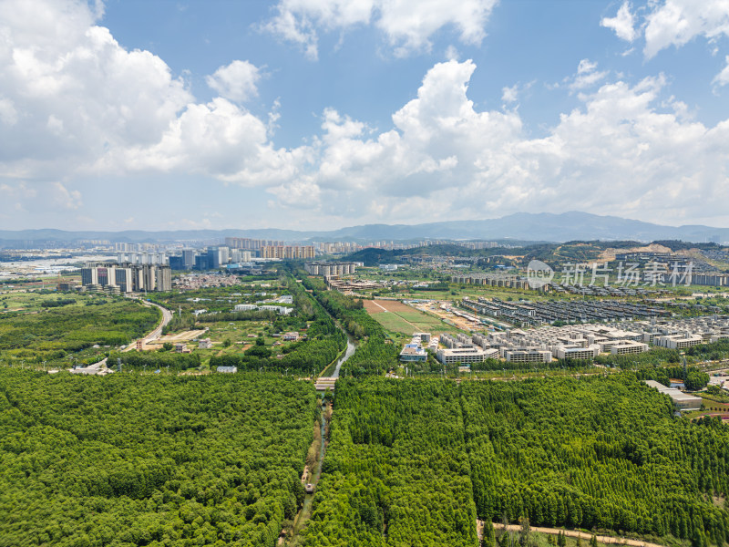 航拍滇池旁的昆明市城市风光