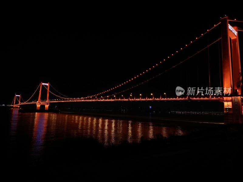 夜色中灯火辉煌的大桥全景