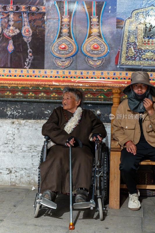 西藏拉萨大昭寺广场朝圣者在虔诚祈祷