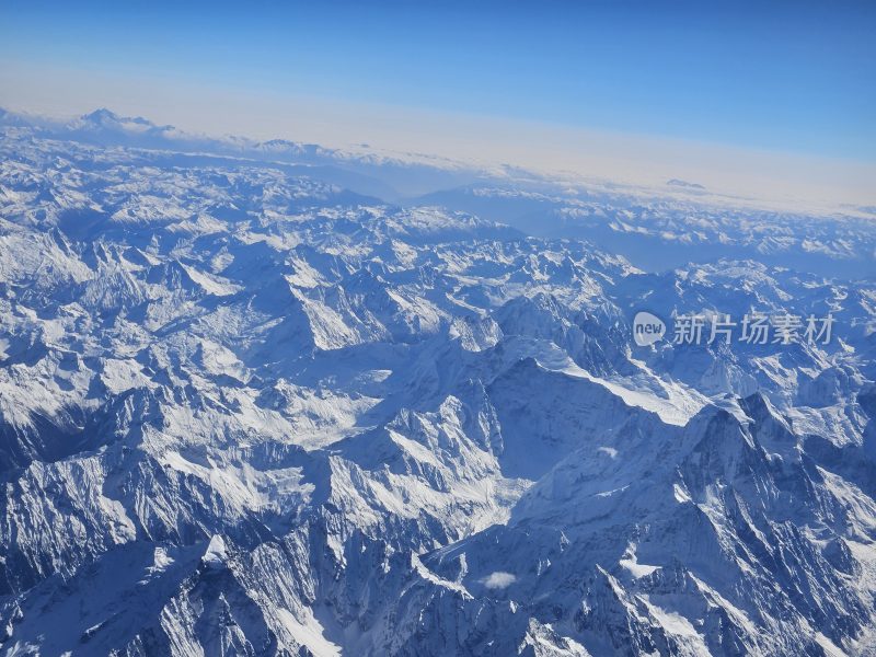 飞机视角航拍山峰