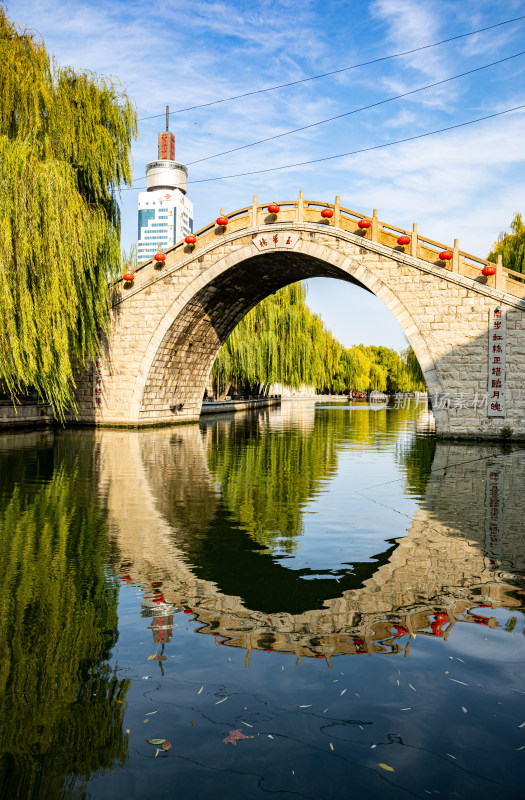 济宁老运河越河河道桥梁城市建筑倒影景观