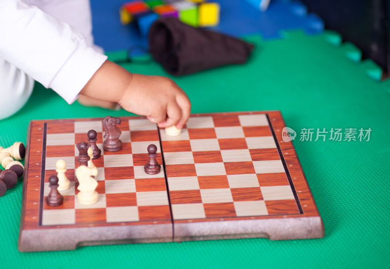 下国际象棋的孩子