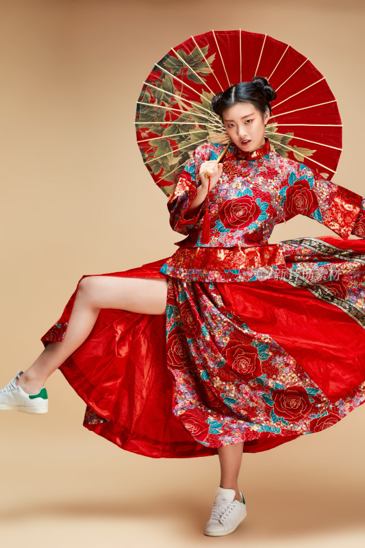 身穿中国秀禾服手撑油纸伞的亚洲女性模特