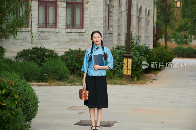 在古城身穿民国学生服饰的女大学生