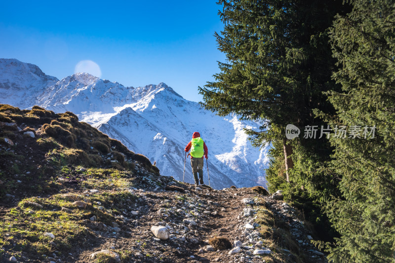 雪山脚下徒步旅行