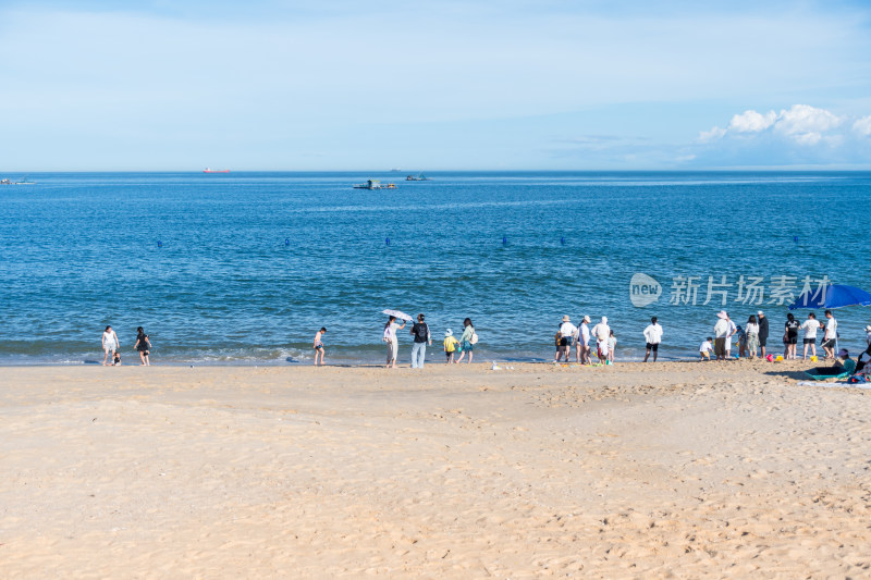 东山岛热闹的海滨沙滩场景