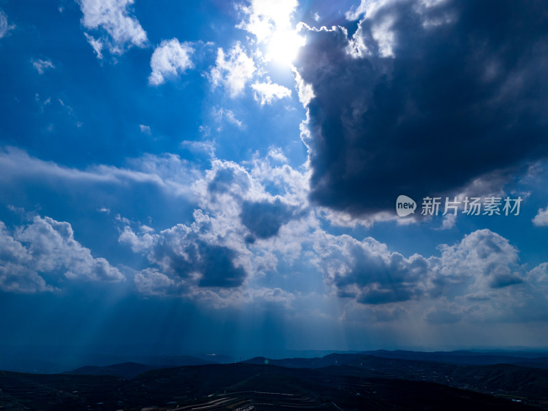 西北地区山区高山种植蓝天白云航拍图