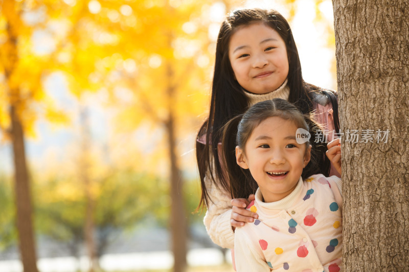 两个可爱的小女孩在户外玩耍