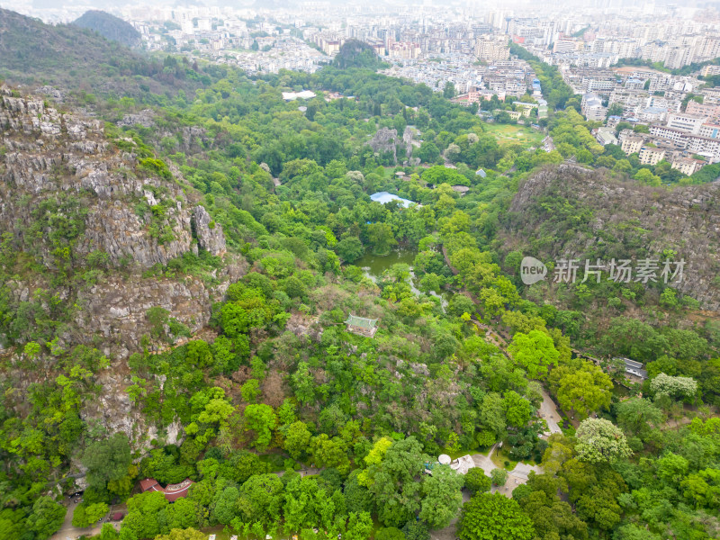 广西桂林西湖公园奇山山石航拍图