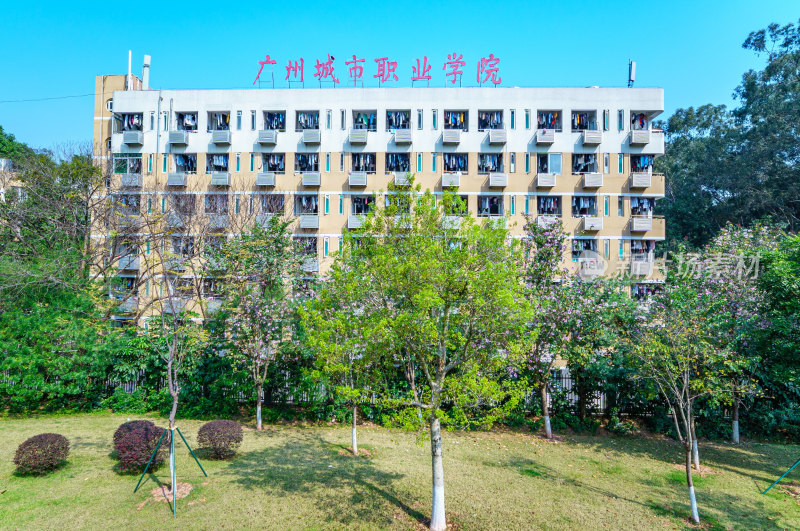 广州麓湖公园与广州城市职业学院现代建筑