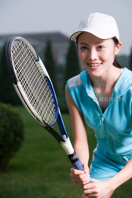 拿网球拍的年轻女孩