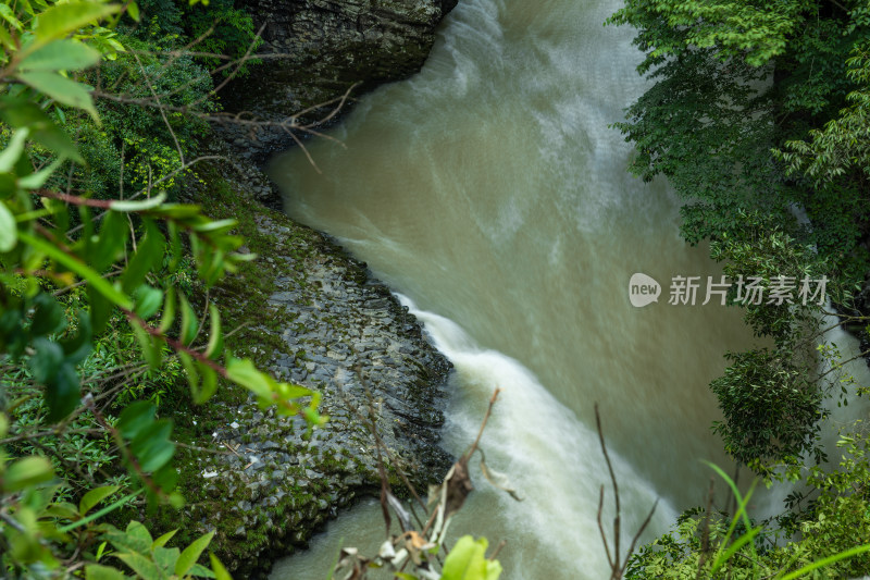 山林间湍急河流的自然景观