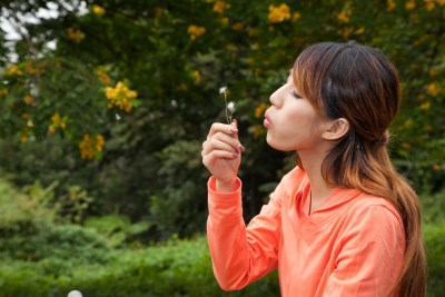 一个年轻女大学生在校园里骑车