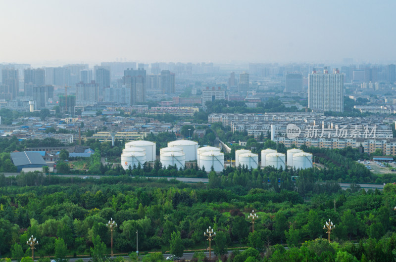 陕西渭南城市绿植环绕的储油罐景观