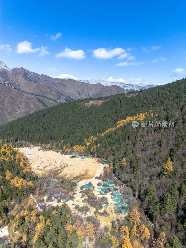 四川阿坝黄龙景区彩池森林雪山航拍