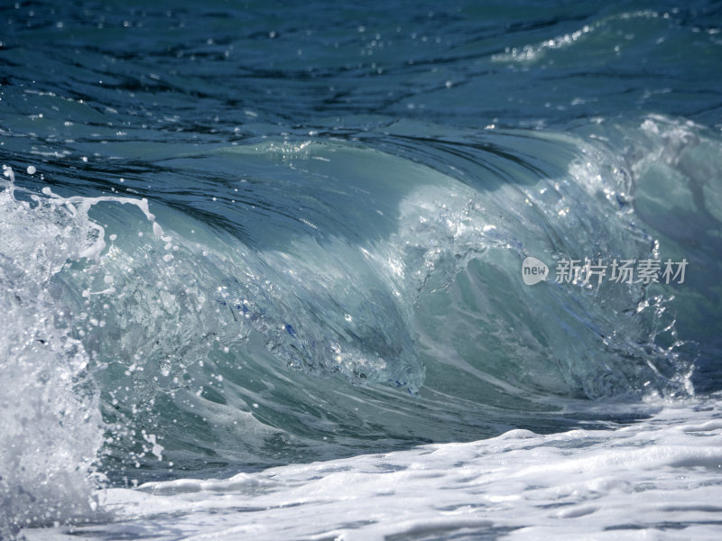 巨浪浪潮汹涌的大海