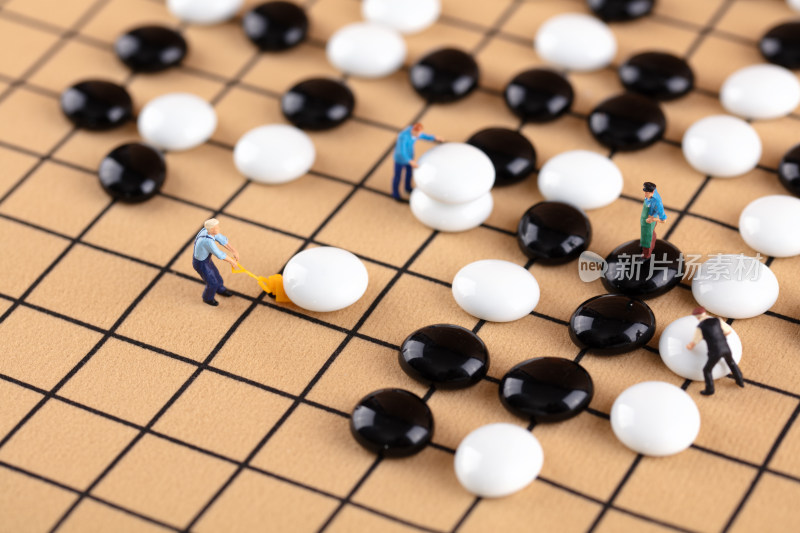 微缩创意搬运棋盘上的棋子