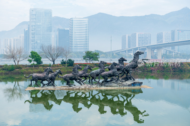 城市湖边群马奔腾雕塑景观