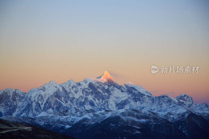 西藏林芝雪景南迦巴瓦峰日照金山雪山夕阳