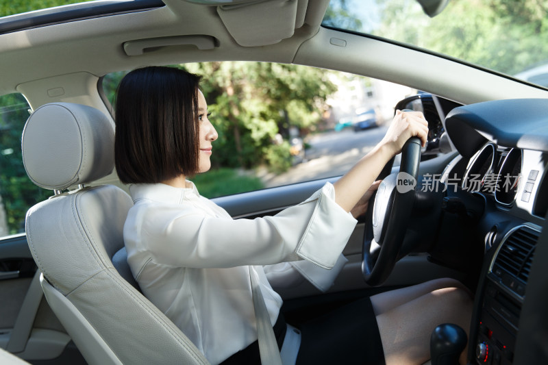 青年女人开车