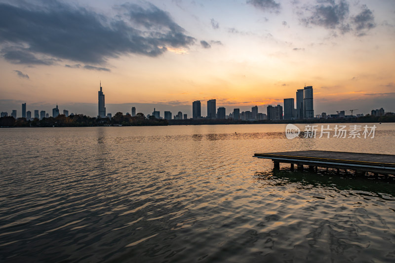 黄昏夕阳南京玄武湖城市建筑景观