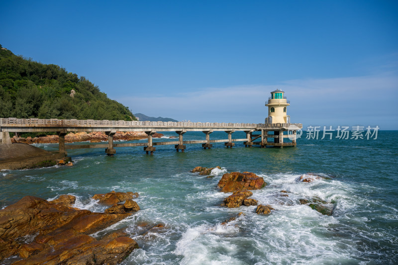 夏季白天广东汕头南澳岛钱澳湾灯塔风光