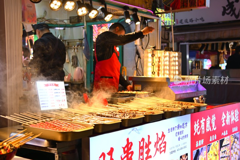 夜市小吃摊摊主烤制食物