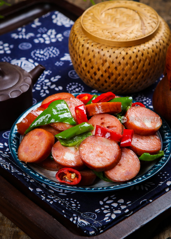 香辣美味的炒红肠