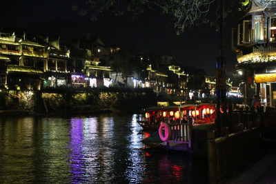 凤凰古城沱江两岸的夜景