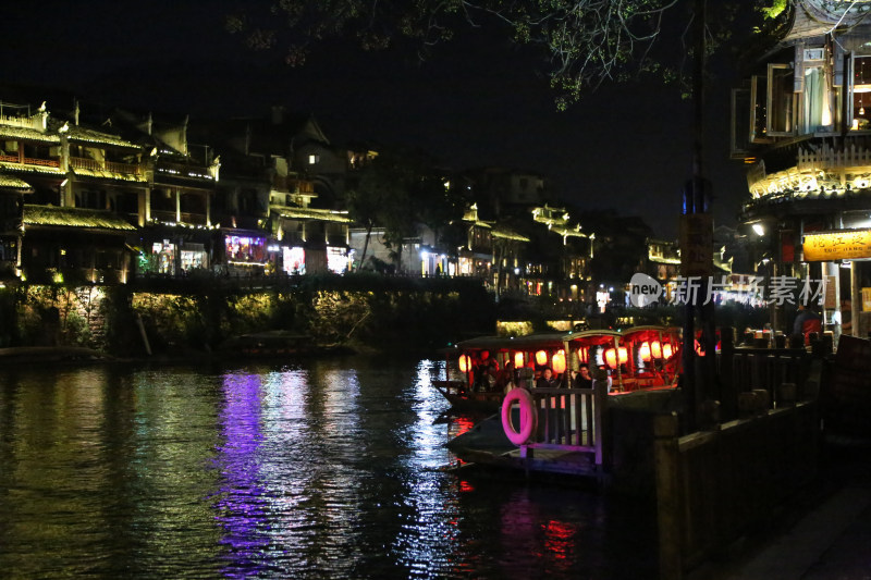 凤凰古城沱江两岸的夜景