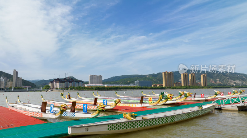 端午节河流水面上等待比赛的龙舟空镜头