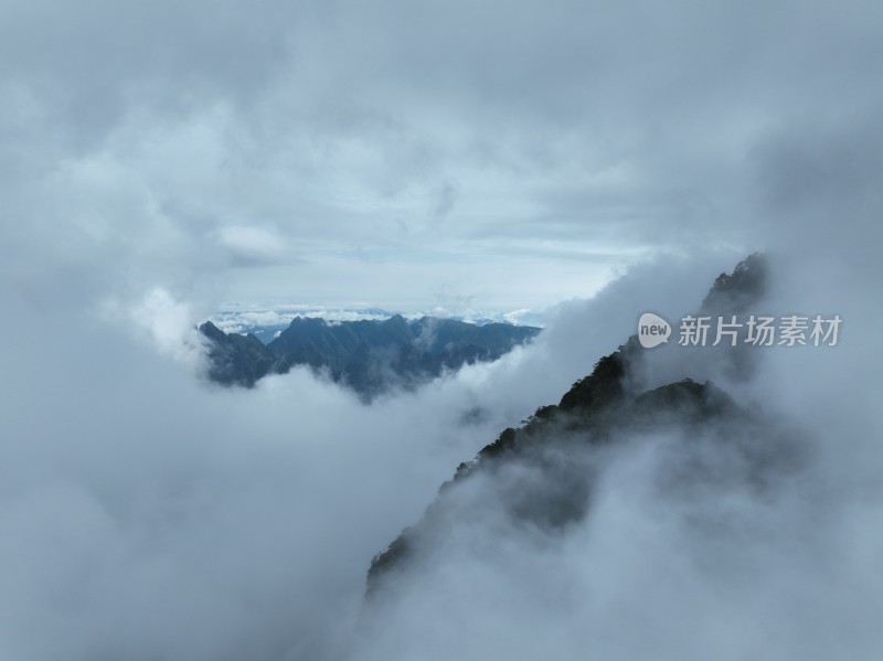 被云雾几乎完全淹没的山峰缥缈仙山圣堂山