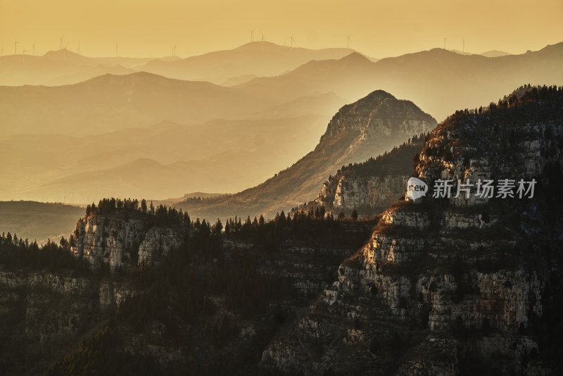 夕阳下的潭溪山