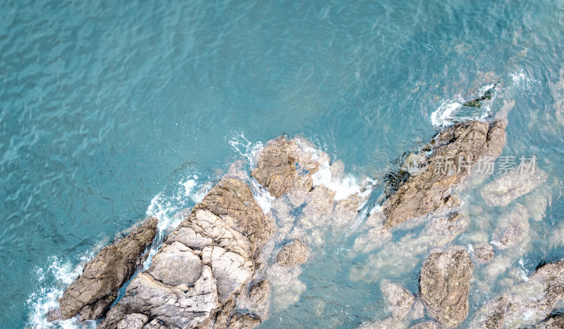 海边海浪拍打礁石